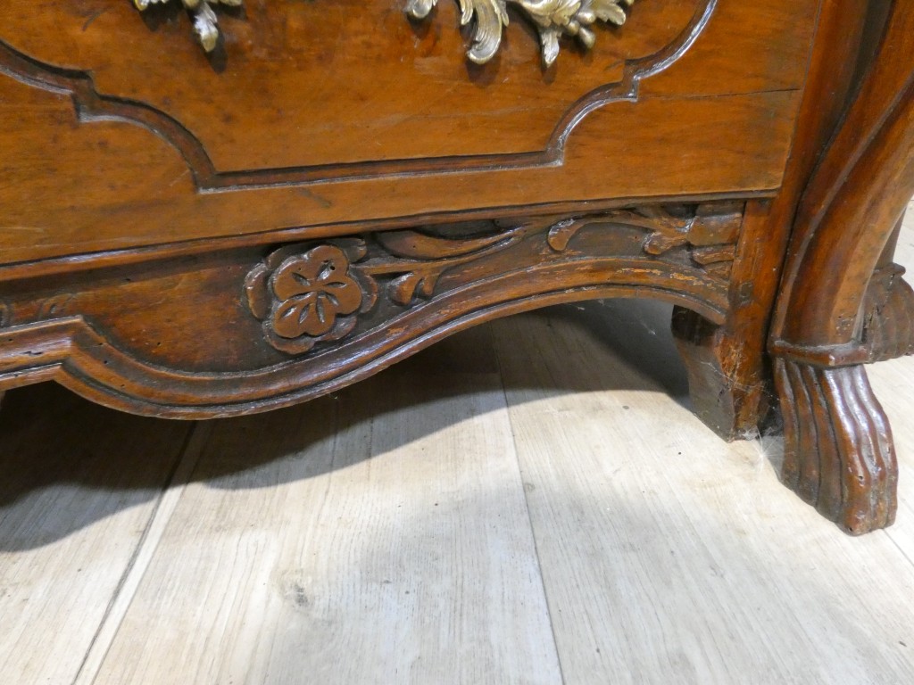 Importante commode Mazarine en merisier massif – Époque Louis XIV / Régence – début XVIII ème – Image 16