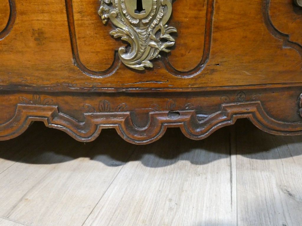 Importante commode Mazarine en merisier massif – Époque Louis XIV / Régence – début XVIII ème – Image 15