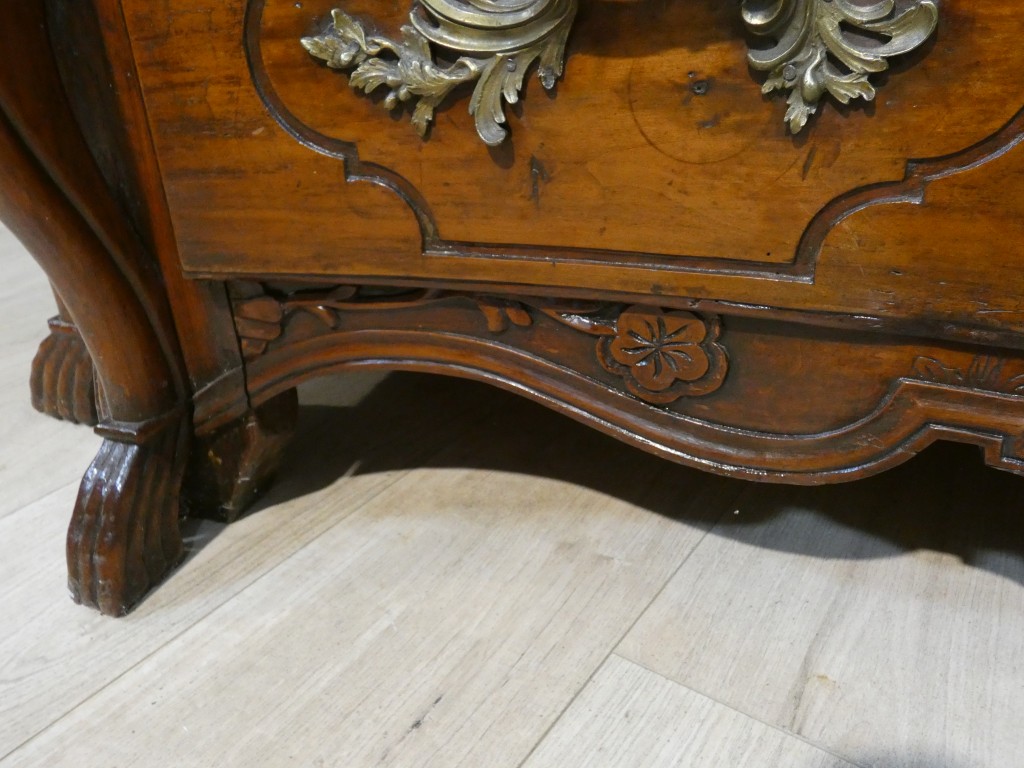 Importante commode Mazarine en merisier massif – Époque Louis XIV / Régence – début XVIII ème – Image 14