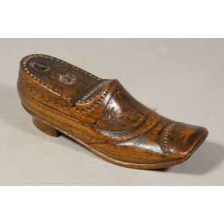 Tabatière en noyer sculpté en forme de soulier – Art populaire, début du XIXe siècle