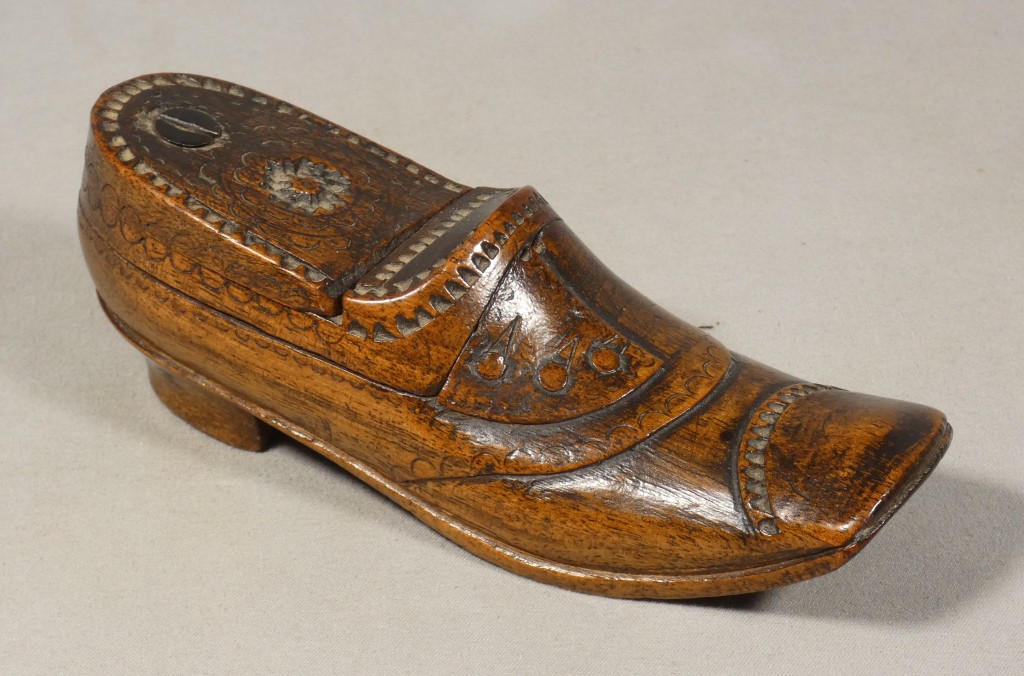 Tabatière en noyer sculpté en forme de soulier – Art populaire, début du XIXe siècle