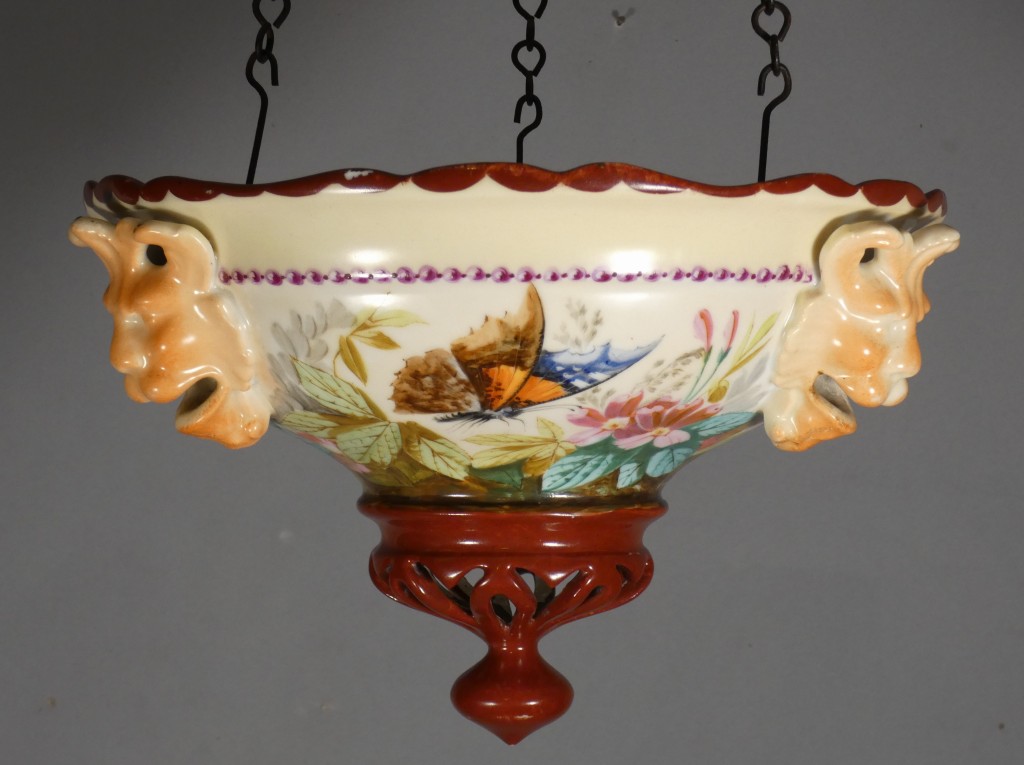 Rare jardinière suspendue en porcelaine à décor naturaliste d&rsquo;oiseaux, papillons et insectes – XIX ème