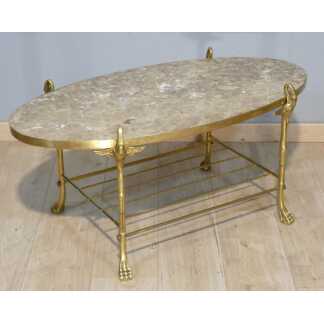 Table basse néoclassique en bronze et laiton aux cygnes, plateau de marbre – vers 1960, Jansen?