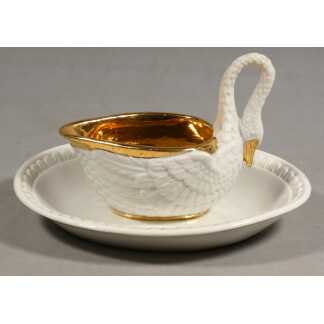 Tasse au cygne de style Empire en porcelaine blanche et dorée, époque XIX ème
