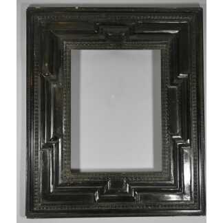 Cadre à profil renversé en bois noirci, XVIIIe siècle – 69,5 × 57 cm
