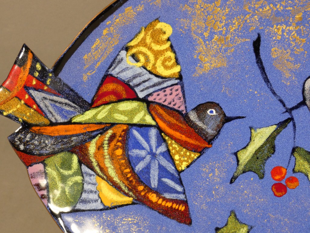 Léa Sham’s – Grande coupe en émail de Limoges aux oiseaux et au houx – 40 cm – Image 2
