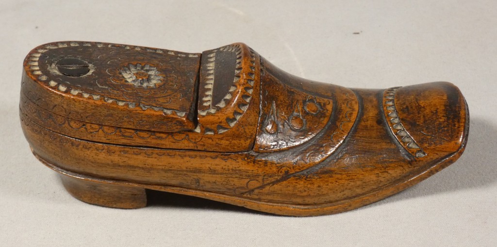Tabatière en noyer sculpté en forme de soulier – Art populaire, début du XIXe siècle – Image 2