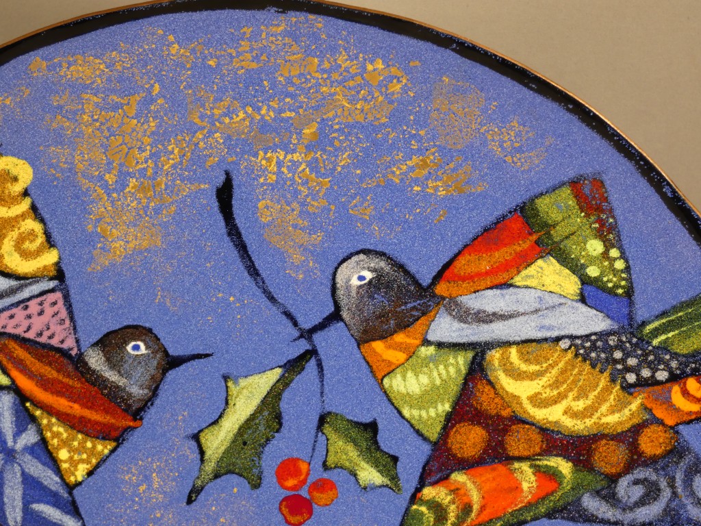 Léa Sham’s – Grande coupe en émail de Limoges aux oiseaux et au houx – 40 cm – Image 3