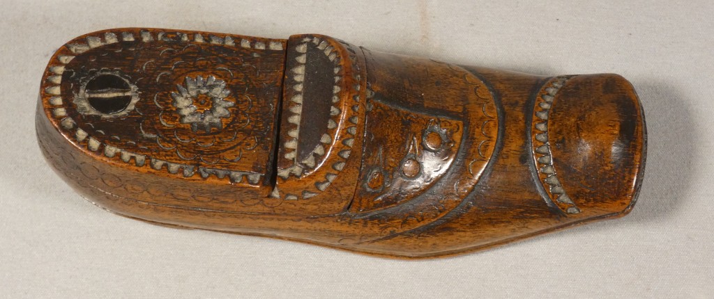 Tabatière en noyer sculpté en forme de soulier – Art populaire, début du XIXe siècle – Image 3
