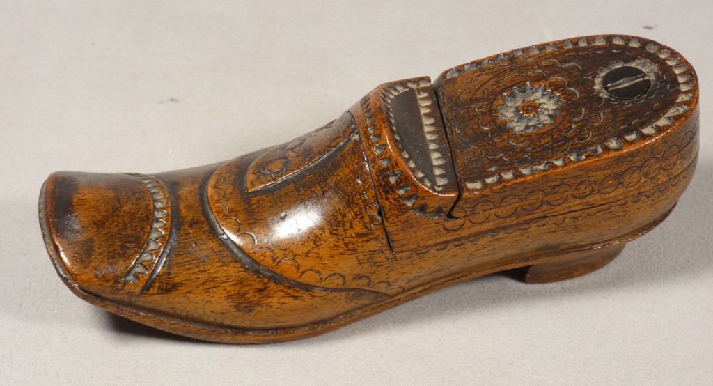 Tabatière en noyer sculpté en forme de soulier – Art populaire, début du XIXe siècle – Image 4