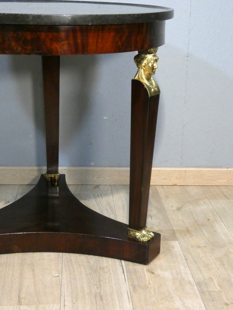 Guéridon tripode d’époque Empire en acajou, bronzes dorés et marbre noir, vers 1810-1820 – Image 4