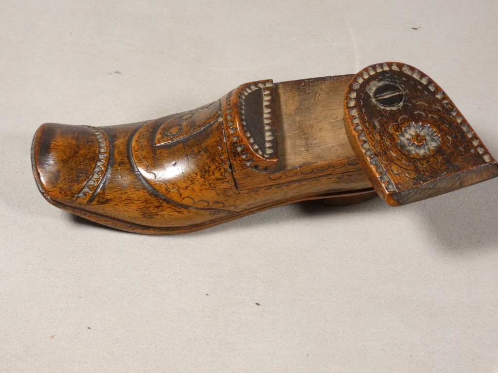 Tabatière en noyer sculpté en forme de soulier – Art populaire, début du XIXe siècle – Image 5