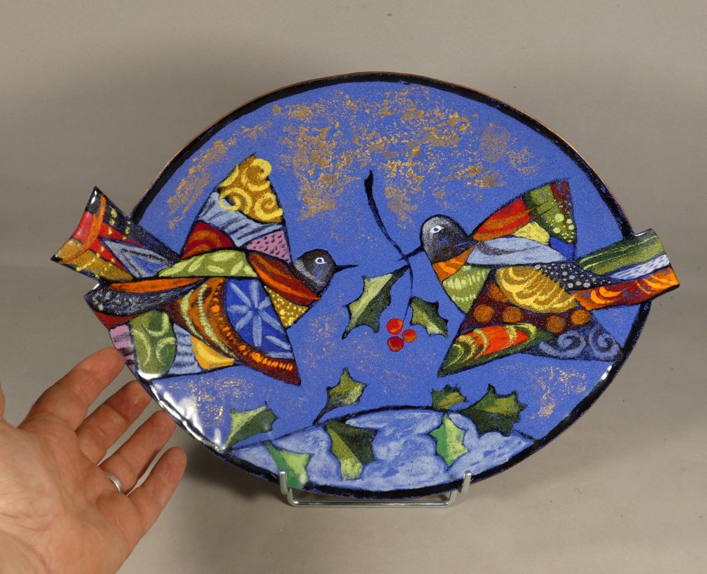 Léa Sham’s – Grande coupe en émail de Limoges aux oiseaux et au houx – 40 cm – Image 6