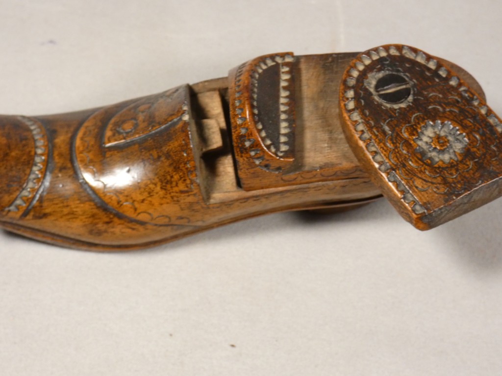 Tabatière en noyer sculpté en forme de soulier – Art populaire, début du XIXe siècle – Image 6