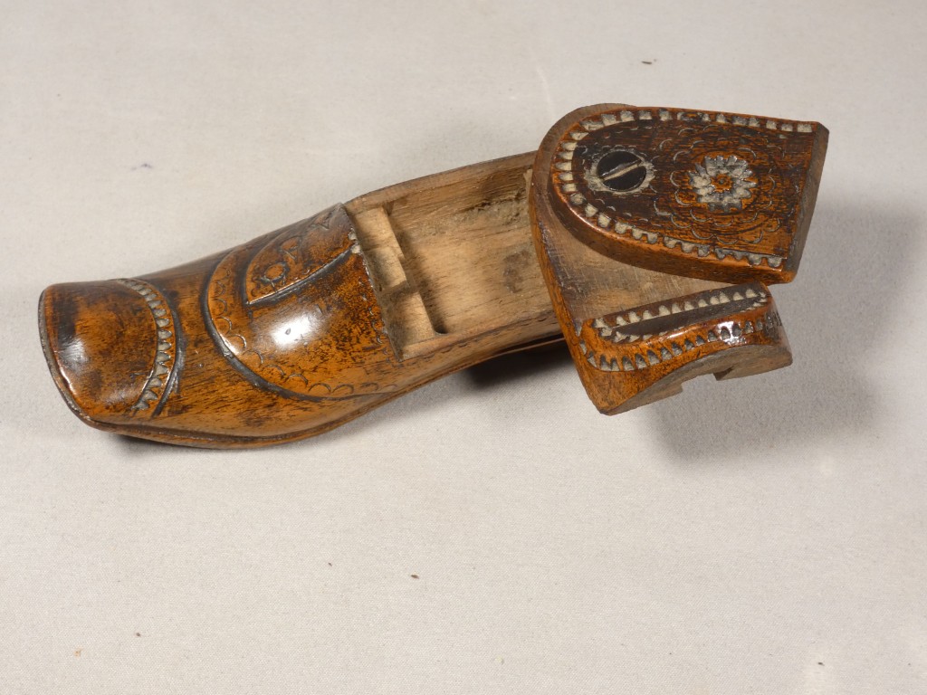 Tabatière en noyer sculpté en forme de soulier – Art populaire, début du XIXe siècle – Image 7