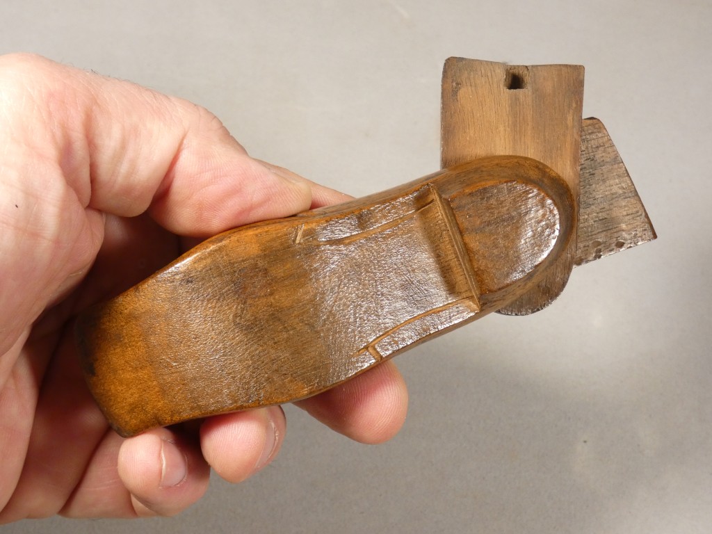 Tabatière en noyer sculpté en forme de soulier – Art populaire, début du XIXe siècle – Image 8