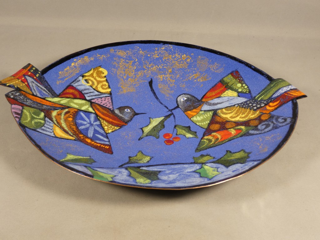 Léa Sham’s – Grande coupe en émail de Limoges aux oiseaux et au houx – 40 cm – Image 9