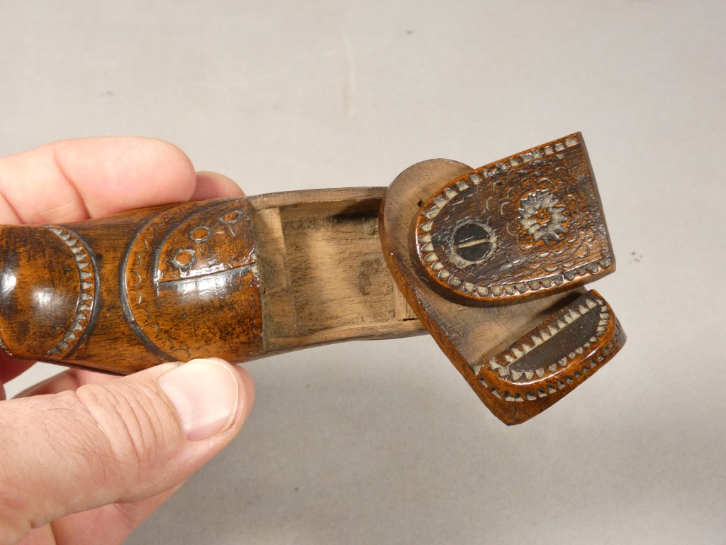 Tabatière en noyer sculpté en forme de soulier – Art populaire, début du XIXe siècle – Image 9