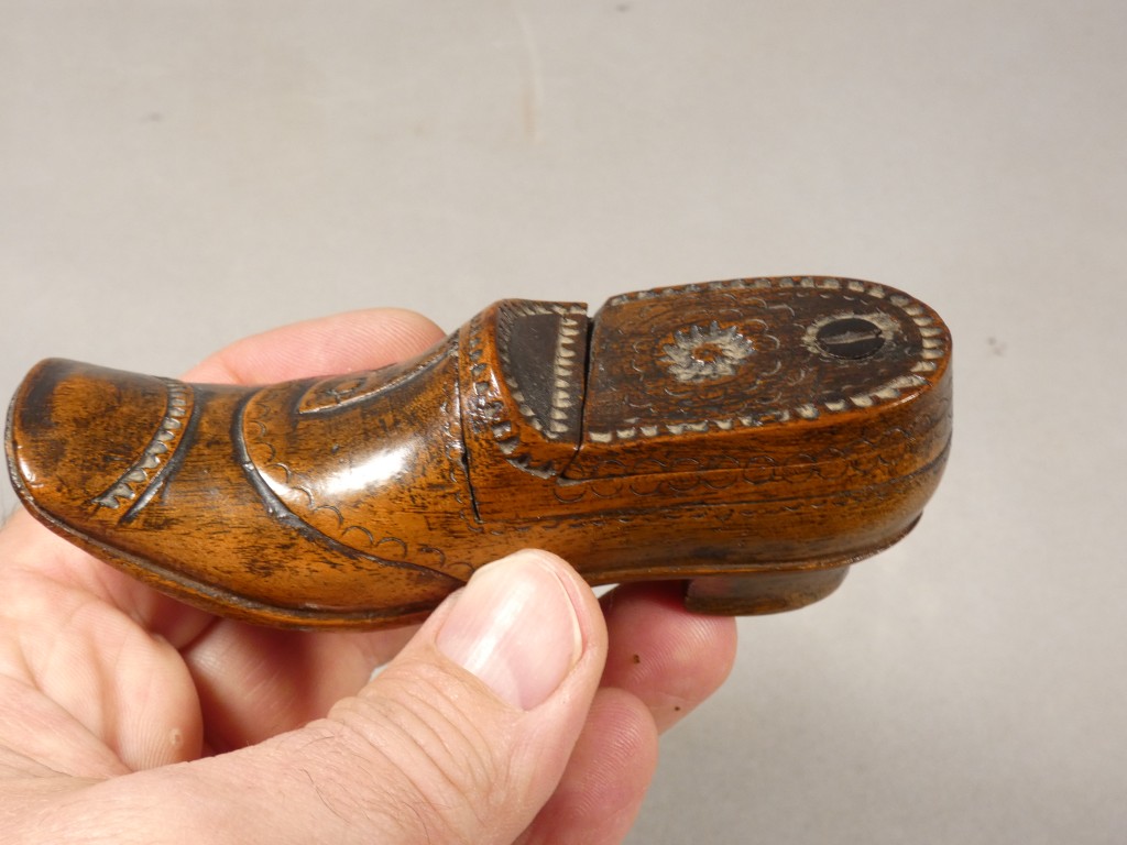 Tabatière en noyer sculpté en forme de soulier – Art populaire, début du XIXe siècle – Image 10