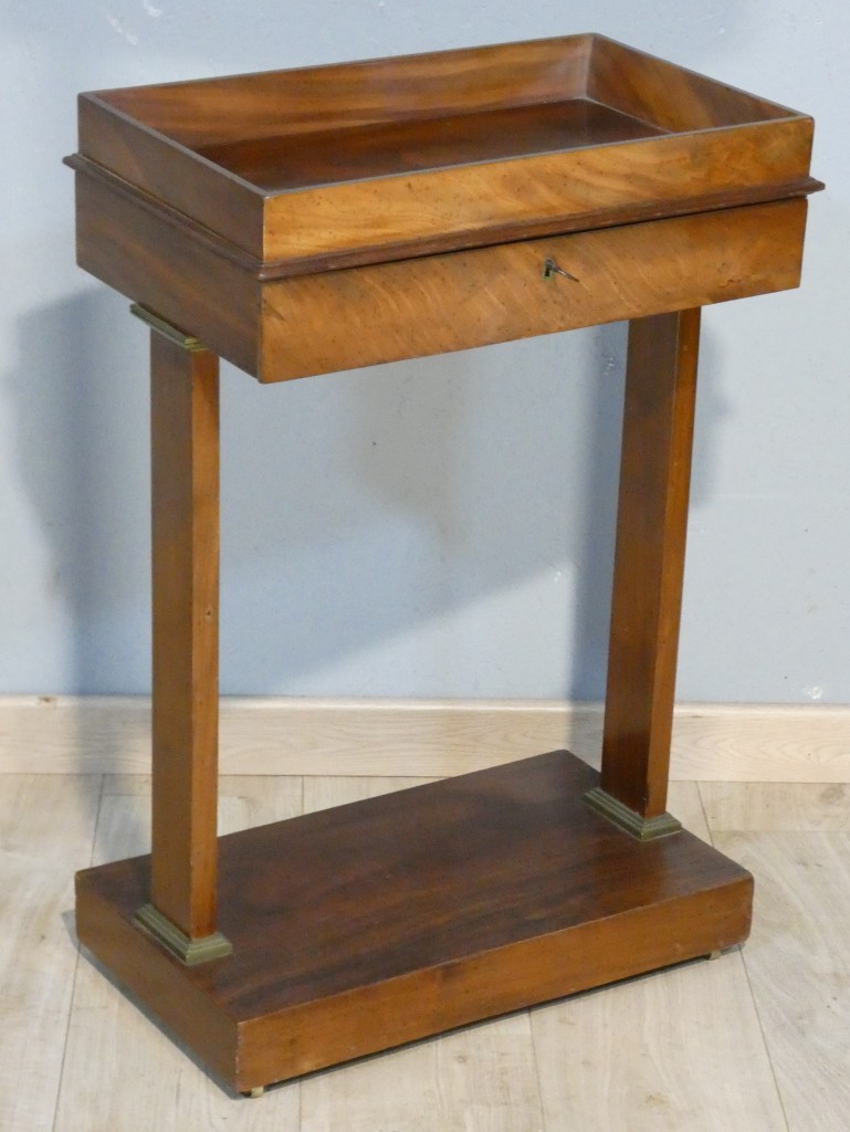 Table de salon en acajou et placage d’acajou, époque Empire-Restauration, début XIXe siècle