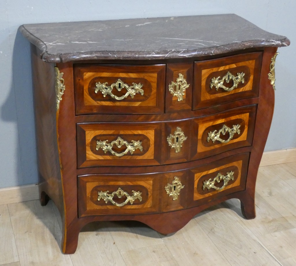 Commode Louis XV estampillée A. Moreau – placage de bois de rose, XVIIIe siècle