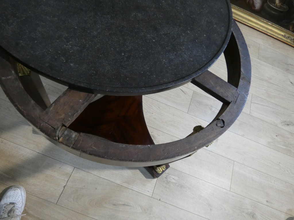 Guéridon tripode d’époque Empire en acajou, bronzes dorés et marbre noir, vers 1810-1820 – Image 16