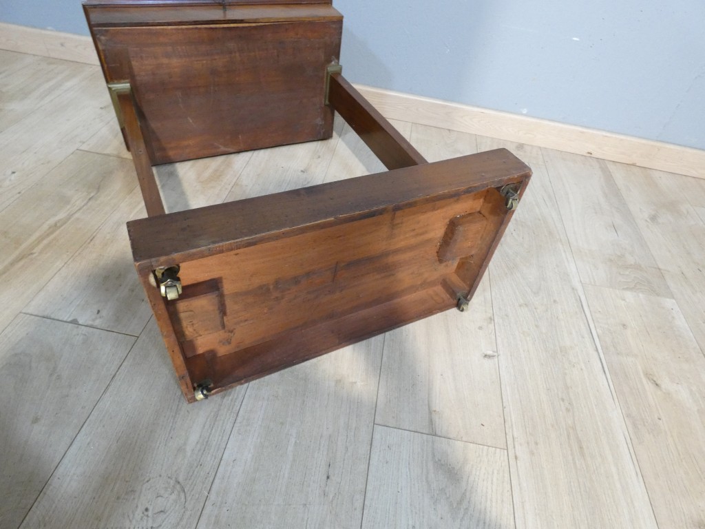 Table de salon en acajou et placage d’acajou, époque Empire-Restauration, début XIXe siècle – Image 10
