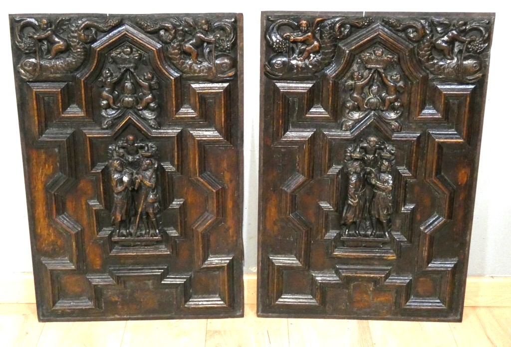 Paire de panneaux Renaissance en chêne sculpté – Scènes de Charité – Flandres, vers 1600