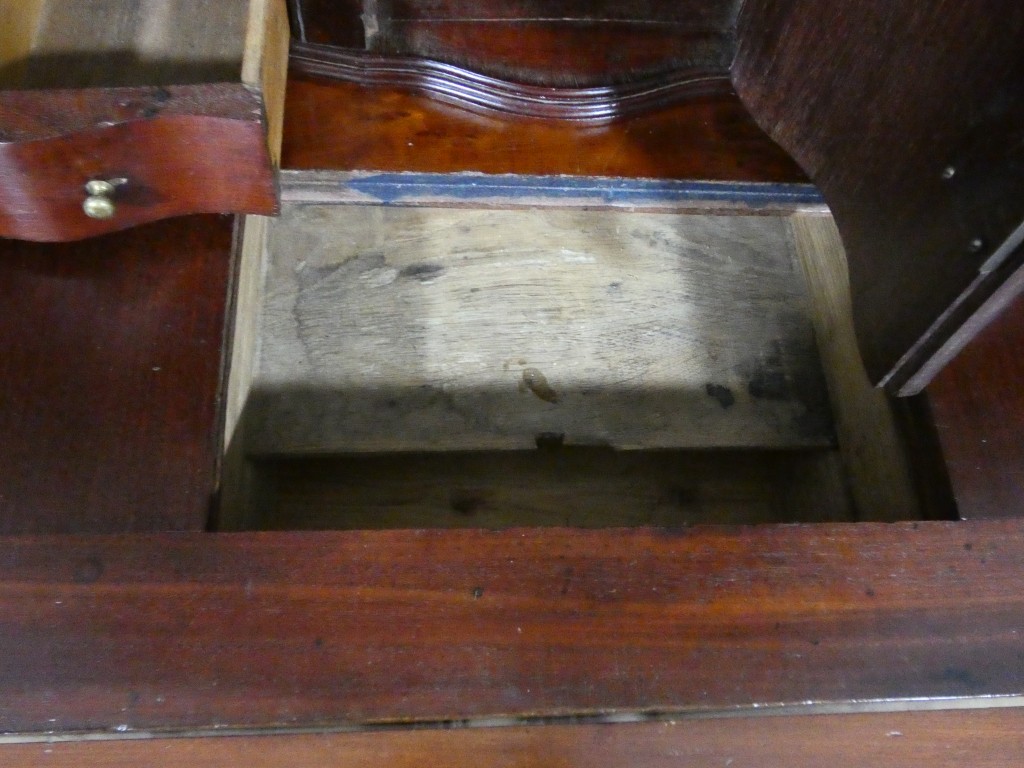 Important scriban-bibliothèque bordelais en acajou massif – Époque Louis XV, XVIIIe siècle – Image 29