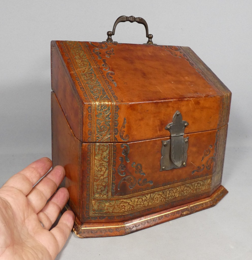Coffret porte courrier ou papier en cuir style XVIII ème, époque XX ème – Image 10