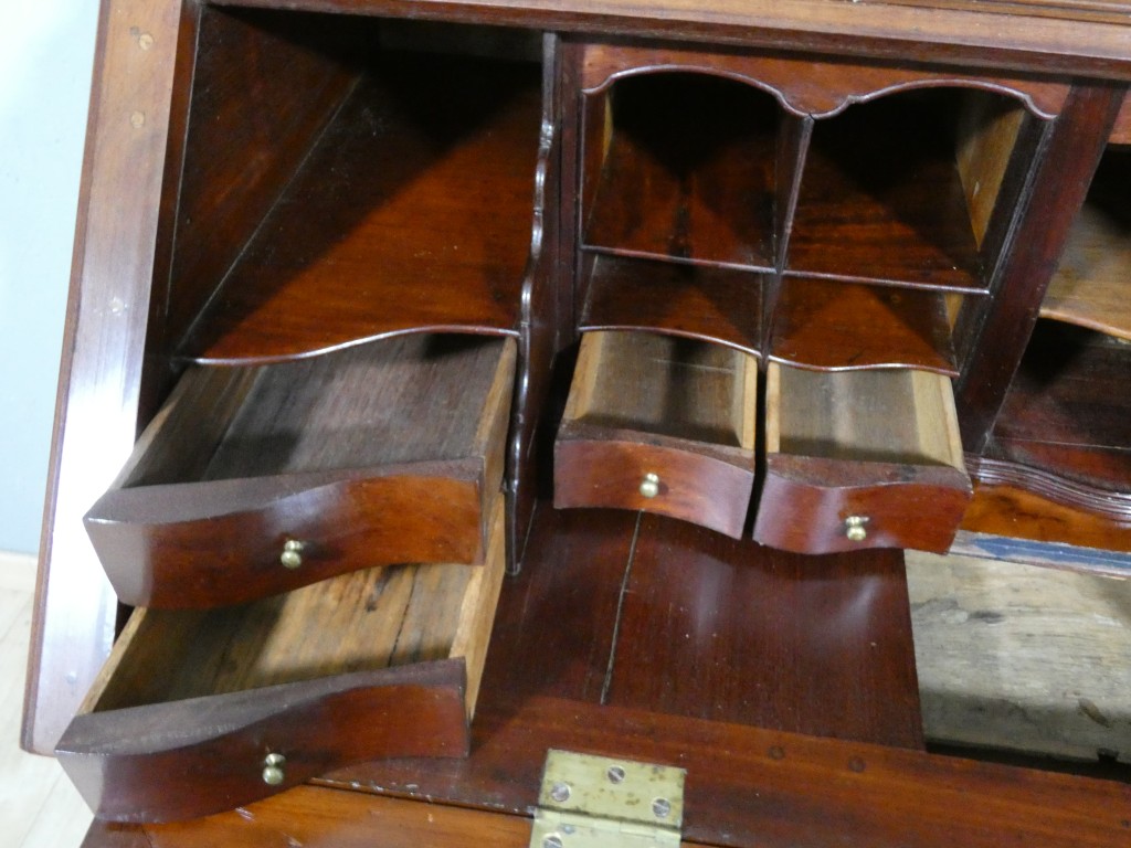 Important scriban-bibliothèque bordelais en acajou massif – Époque Louis XV, XVIIIe siècle – Image 11