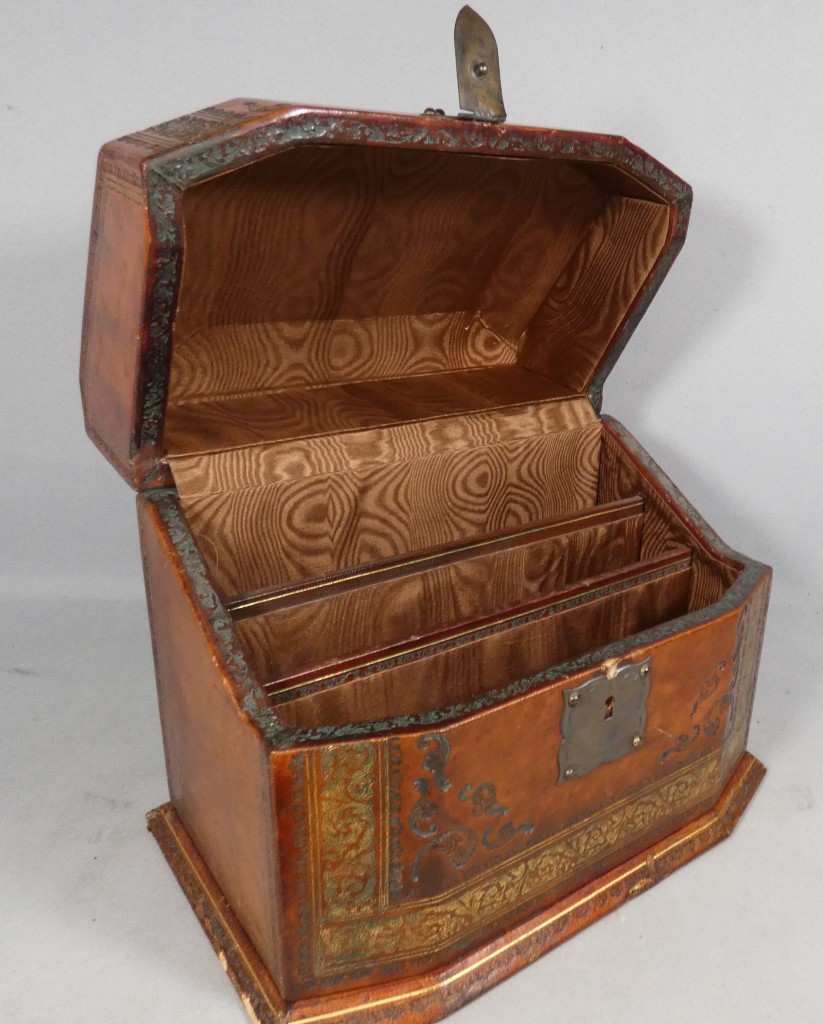 Coffret porte courrier ou papier en cuir style XVIII ème, époque XX ème – Image 4