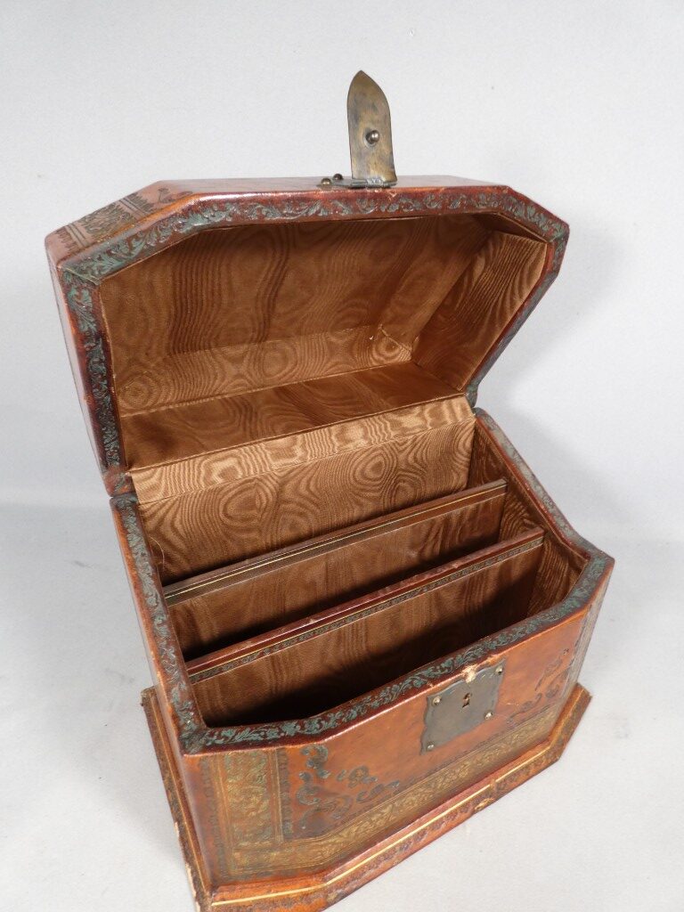 Coffret porte courrier ou papier en cuir style XVIII ème, époque XX ème – Image 3