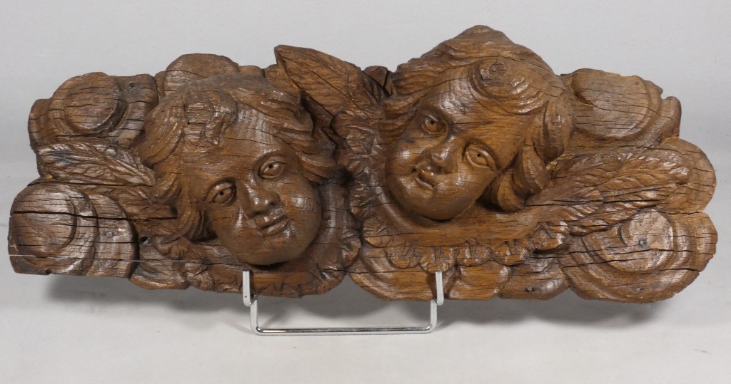 Deux Têtes d’Angelots Ailés en Chêne Sculpté – Élément de Retable, XVIIe Siècle