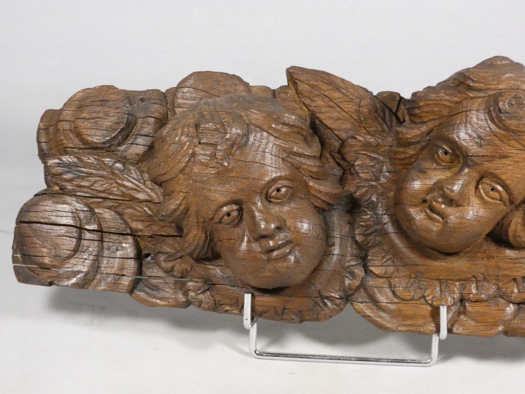 Deux Têtes d’Angelots Ailés en Chêne Sculpté – Élément de Retable, XVIIe Siècle – Image 2