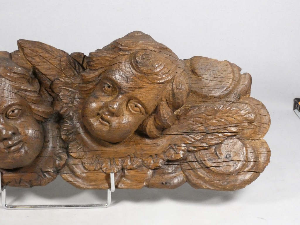 Deux Têtes d’Angelots Ailés en Chêne Sculpté – Élément de Retable, XVIIe Siècle – Image 3