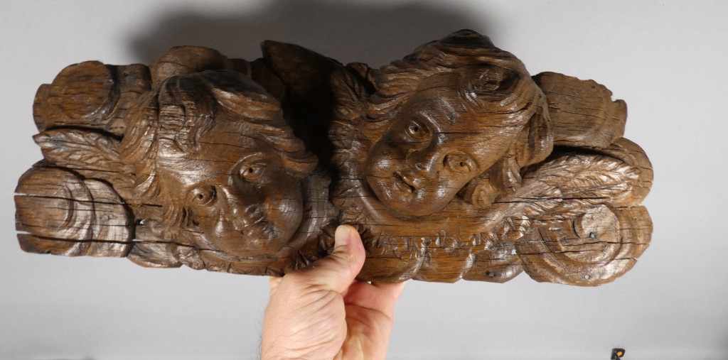 Deux Têtes d’Angelots Ailés en Chêne Sculpté – Élément de Retable, XVIIe Siècle – Image 4