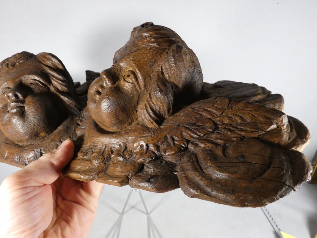 Deux Têtes d’Angelots Ailés en Chêne Sculpté – Élément de Retable, XVIIe Siècle – Image 6