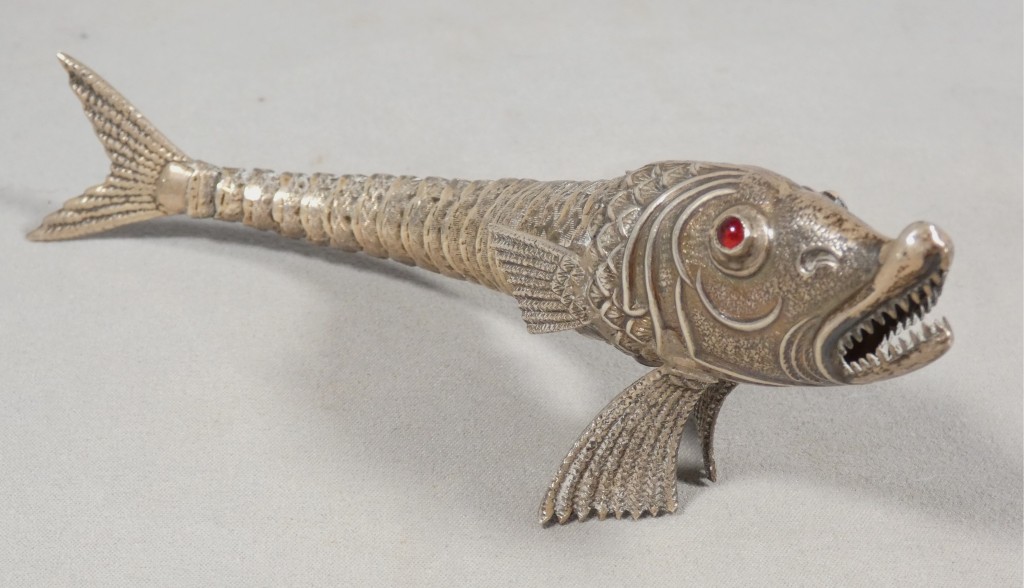 Poisson articulé en argent massif yeux verre, Espagne vers 1960
