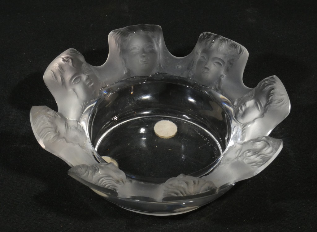 Lalique France – Vide-poche / cendrier modèle Saint-Nicolas aux huit visages – Cristal satiné