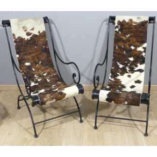 Paire de fauteuils lounge en fer forgé et peau de vache – Travail français vers 1940-1950