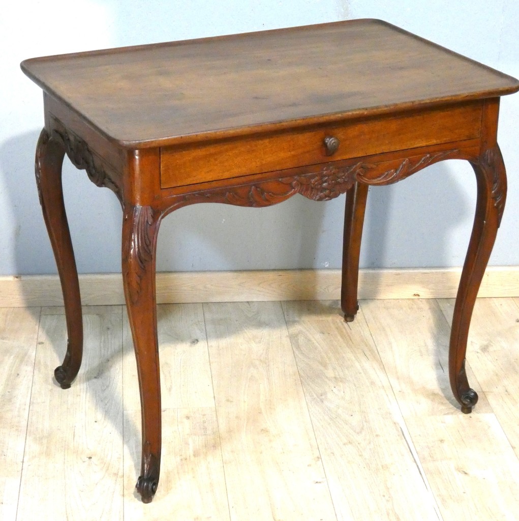 Table cabaret bordelaise d'époque Louis XV en acajou massif sculpté – XVIIIe siècle