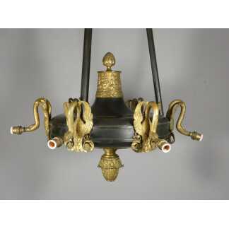 Grand lustre de style Empire en bronze doré et tôle patinée à décor de cygnes – Vers 1900