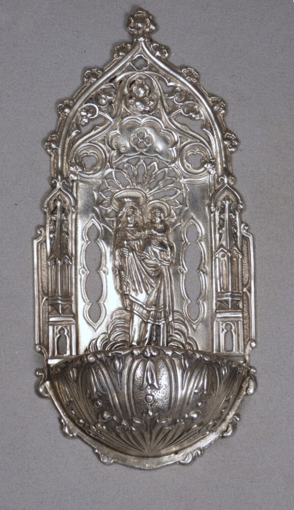 Bénitier de dévotion en argent massif à la Vierge à l’Enfant – style néogothique, XIXe siècle
