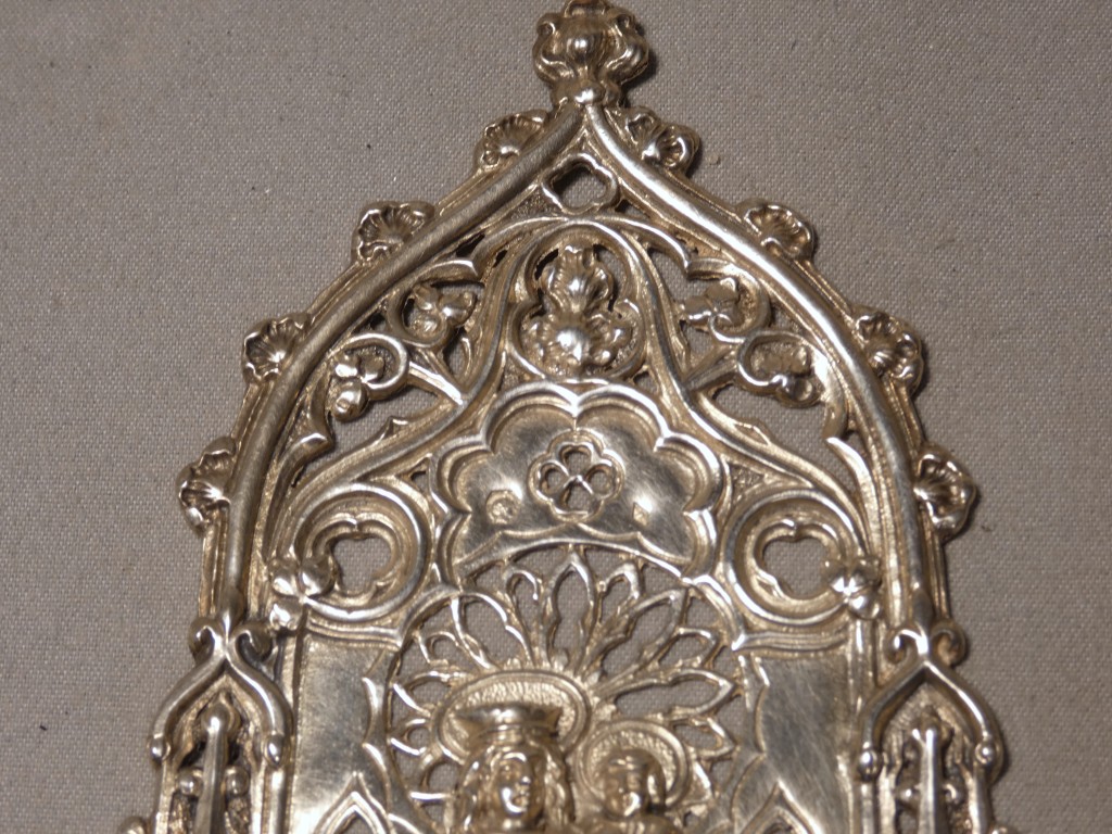 Bénitier de dévotion en argent massif à la Vierge à l’Enfant – style néogothique, XIXe siècle – Image 2