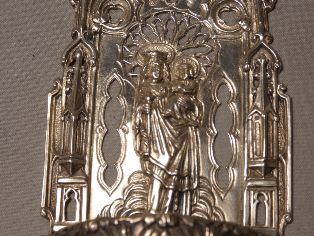 Bénitier de dévotion en argent massif à la Vierge à l’Enfant – style néogothique, XIXe siècle – Image 3