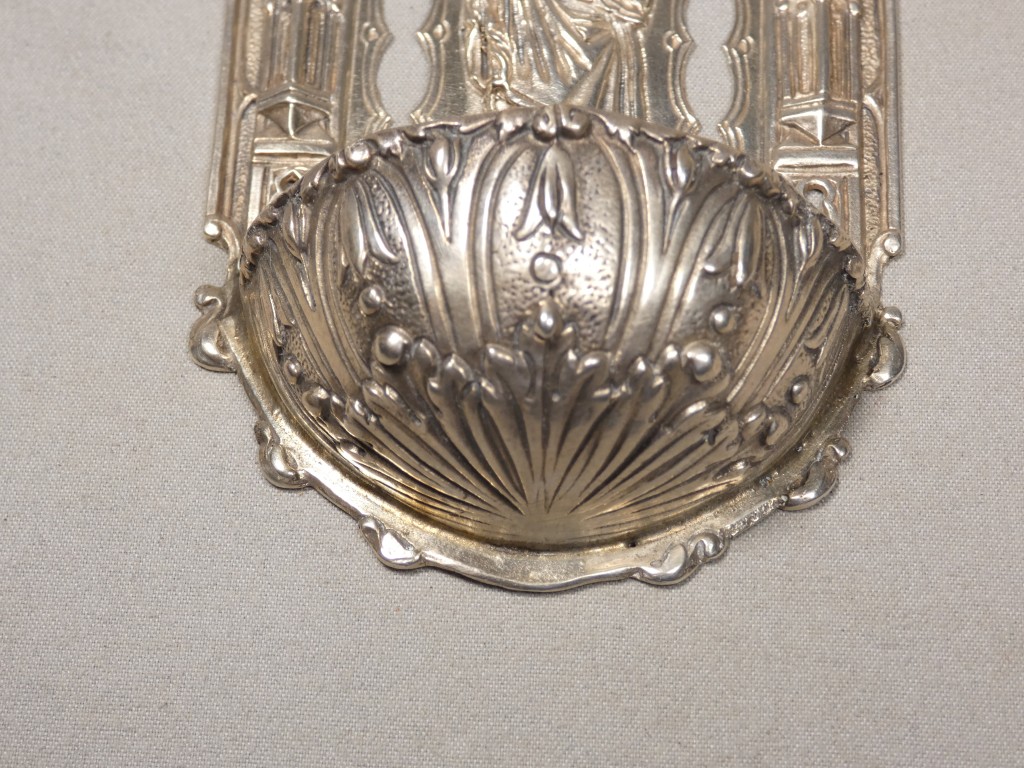 Bénitier de dévotion en argent massif à la Vierge à l’Enfant – style néogothique, XIXe siècle – Image 4