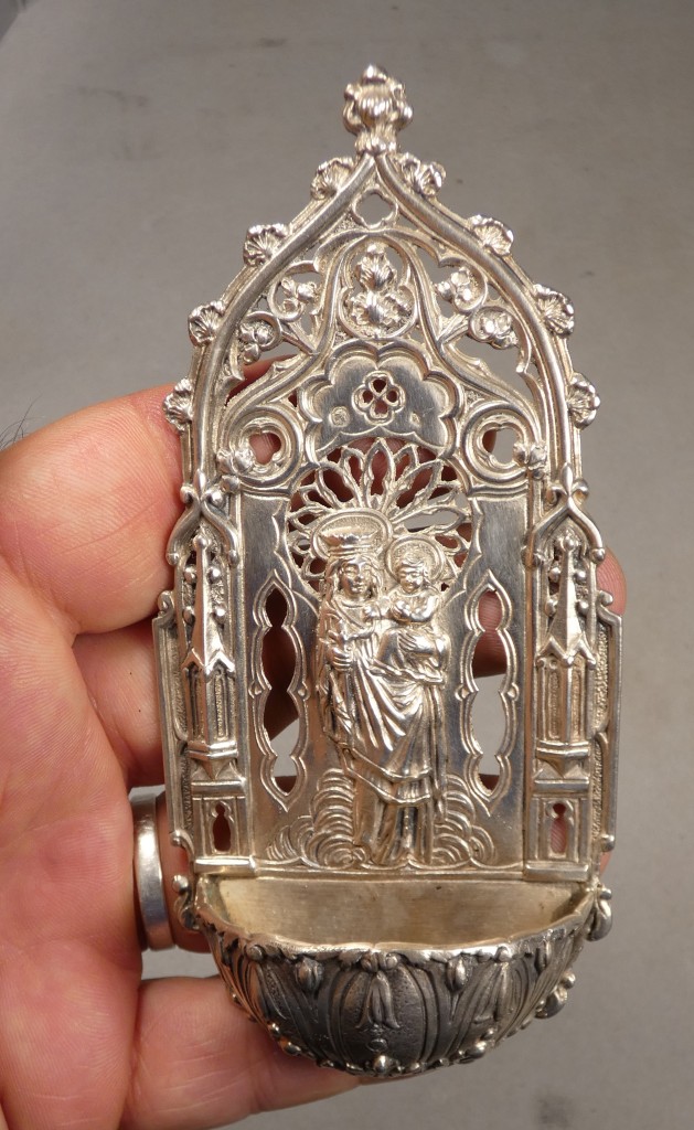 Bénitier de dévotion en argent massif à la Vierge à l’Enfant – style néogothique, XIXe siècle – Image 5