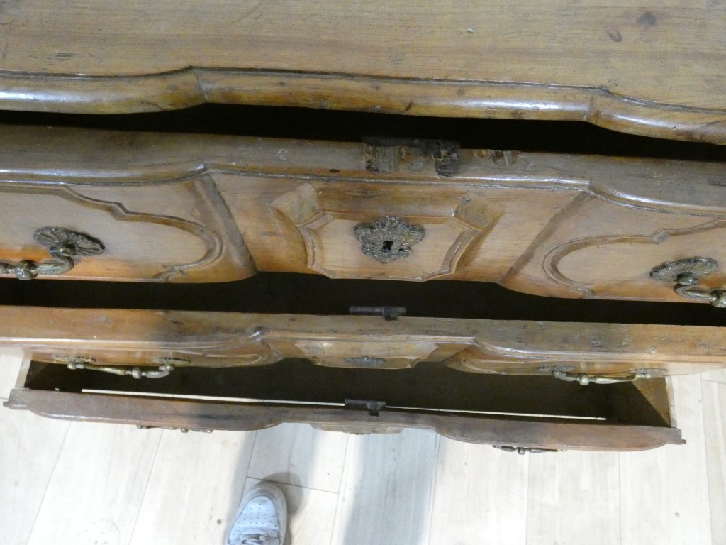 Commode arbalète en merisier d’époque Louis XV – XVIIIe siècle – Image 8