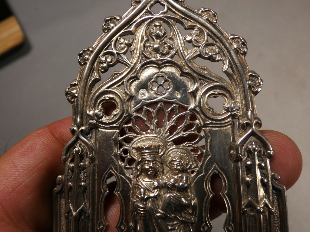 Bénitier de dévotion en argent massif à la Vierge à l’Enfant – style néogothique, XIXe siècle – Image 8